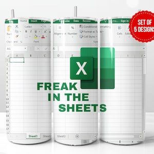 以下が含まれることがあります： 緑と白のデザインが施された白いタンブラー。スプレッドシートに「FREAK IN THE SHEETS」というテキストと、セルに緑色の「X」が描かれています。