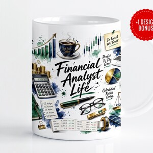 Puede incluir: Una taza de cerámica blanca con un estampado gráfico colorido con el texto Financial Analyst Life, una taza de café, una calculadora, un bolígrafo, gafas, un gráfico circular, una balanza, pilas de monedas y una cinta de cotizaciones.