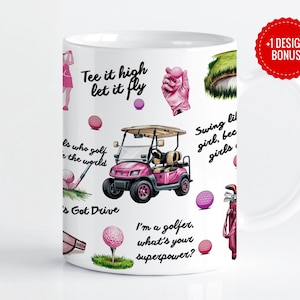 Peut inclure: Mug en céramique blanche avec un motif sur le thème du golf en rose, noir et vert. Le mug représente un chariot de golf, des clubs de golf, des balles de golf et du texte qui dit "Tee it high let it fly", "Girls who golf rule the world", "Swing lil girl, because girls...", "I'm a golfer, what's your superpower?", et "Got Drive".
