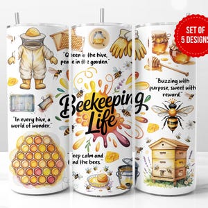 Puede incluir: Juego de cinco vasos blancos con temática de apicultura. Cada vaso presenta ilustraciones de abejas, panales y herramientas de apicultura, junto con las palabras "Beekeeping Life" y varias citas sobre abejas.