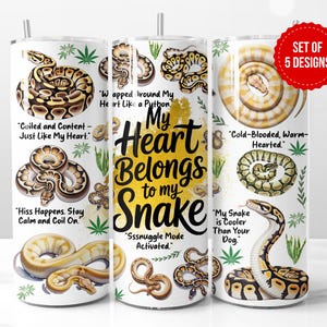 Puede incluir: Un juego de cinco vasos de acero inoxidable blancos con ilustraciones de serpientes y frases como "My Heart Belongs to my Snake". Cada vaso tiene un diseño de serpiente diferente con texto como "Coiled and Content - Just Like My Heart."