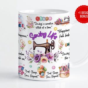 Peut inclure: Une tasse en céramique blanche avec un motif coloré représentant une machine à coudre, des fleurs et du texte qui dit "Sewing Life" et "Eat. Sleep. Sew. Repeat."