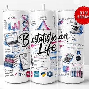 Könnte beinhalten: Drei weiße zylindrische Becher mit Metallstrohhalmen und einem farbenfrohen Biostatistik-Motiv. Die Grafiken zeigen einen Laptop, einen DNA-Strang, ein Mikroskop, einen Taschenrechner, Reagenzgläser, Diagramme sowie den Text Biostatistician Life.