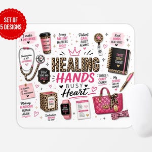 Puede incluir: Una alfombrilla de ratón rectangular con fondo blanco, decorada con ilustraciones médicas y textos en rosa y estampado de leopardo, incluyendo HEALING HANDS BUSY HEART, un estetoscopio, una taza, un cuaderno, un reloj y un bolso acolchado.