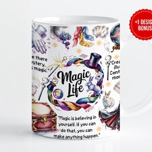 Könnte beinhalten: Weiße Keramik-Tasse mit einem farbenfrohen Design mit magischen Illustrationen. Das Design zeigt einen Zylinder, Kaninchen, Spielkarten und die Worte "Magic Life". Der Becher hat auch den Text "Magie ist, an sich selbst zu glauben."
