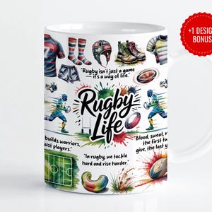 Może przedstawiać: Biały ceramiczny kubek z kolorowym akwarelowym wzorem przedstawiającym ilustracje i tekst o tematyce rugby. Kubek zawiera obrazy sprzętu do rugby, graczy oraz słowa "Rugby Life" i cytaty.