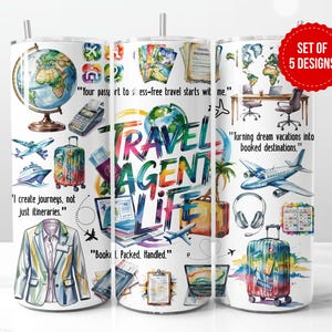 Pode incluir: Um conjunto de cinco designs de copos com tema de viagem. Os copos apresentam ilustrações em aquarela de globos, malas, aviões e texto relacionado a viagens. A frase "Travel Agent Life" é exibida de forma proeminente. Os copos são brancos com tampa prateada.