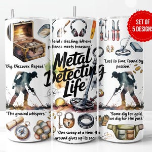 Könnte beinhalten: Ein Set aus fünf Becherdesigns zum Thema Metalldetektion. Die Becher zeigen Illustrationen von Schatzkisten, Metalldetektoren und Werkzeugen. Der Text enthält Sätze wie "Metal Detecting Life" und "Dig. Discover. Repeat."