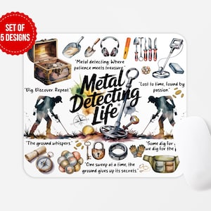 Puede incluir: Alfombrilla de ratón rectangular blanca con un diseño de acuarela que presenta herramientas de detección de metales, un cofre del tesoro y siluetas de personas que usan detectores de metales. El texto incluye "Metal Detecting Life".