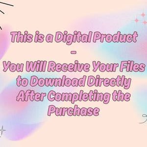 Pu&ograve; includere: Annuncio di prodotto digitale con sfondo sfumato pastello. Il testo rosa recita: "Questo &egrave; un prodotto digitale - Riceverai i tuoi file da scaricare direttamente dopo aver completato l'acquisto."