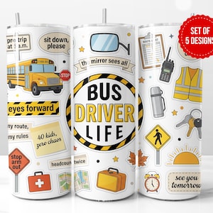 Puede incluir: Tres vasos cilíndricos blancos con pajitas de metal con temática de conductor de autobús. Los gráficos incluyen un autobús escolar amarillo, una señal de stop, un espejo retrovisor, un chaleco de seguridad, llaves, un termo y el texto Bus Driver Life.