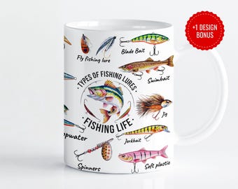 Puede incluir: Taza de cerámica blanca con una ilustración colorida de diferentes señuelos de pesca y el texto "Types of Fishing Lures" y "Fishing Life".