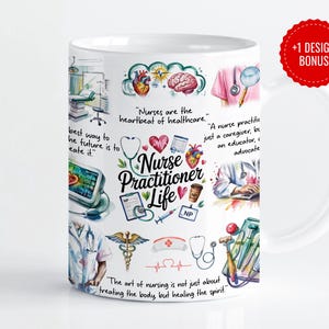 以下が含まれることがあります： 白いセラミック製のマグカップで、医療のシンボル、ハート、そして「ナースプラクティショナーライフ」という文字が書かれたカラフルなデザインが施されています。マグカップには持ち手があり、水彩画風のイラストで飾られています。