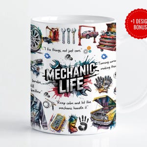 Peut inclure: Mug en céramique blanche avec un motif coloré sur le thème de la mécanique. Le design comprend des outils, une voiture et les mots "MECHANIC LIFE" et d'autres phrases. Un cercle rouge avec "+1 DESIGN BONUS" est à droite.