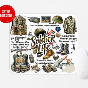 Może przedstawiać: Biała podkładka pod mysz z motywem wojskowym, z ilustracjami plecaka, broni, hełmu i butów. Słowa "Soldier Life" są wyświetlane z kilkoma cytatami. Czerwone koło wskazuje "Set of 5 Designs".