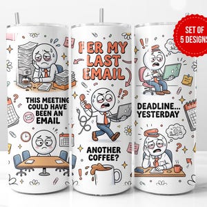 Può includere: Tre bicchieri cilindrici bianchi con cannucce in metallo caratterizzati da illustrazioni di ufficio in stile cartoon e testo che include PER MY LAST EMAIL, THIS MEETING COULD HAVE BEEN AN EMAIL, DEADLINE... YESTERDAY e ANOTHER COFFEE? Un badge rosso riporta SET OF 5 DESIGNS.
