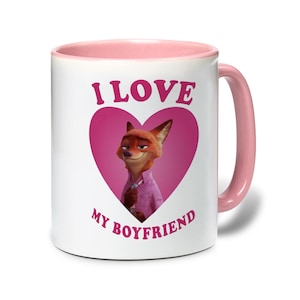 Op de afbeelding: Een rustiek houten bord met de tekst "Welcome to our home" in witte letters. Het bord heeft een verweerde afwerking en een eenvoudig, uitnodigend ontwerp, ideaal voor voordeurdecoratie.