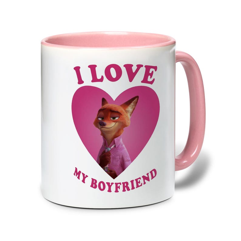 Op de afbeelding: Een rustiek houten bord met de tekst "Welcome to our home" in witte letters. Het bord heeft een verweerde afwerking en een eenvoudig, uitnodigend ontwerp, ideaal voor voordeurdecoratie.