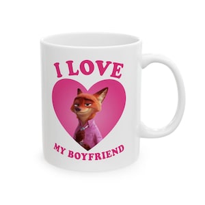 Op de afbeelding: Een set van drie keramische mokken met een gespikkelde, matte afwerking. De mokken zijn in cr&egrave;me, lichtgrijs en donkergrijs. Elke mok heeft een eenvoudig, modern ontwerp en een afgeronde handgreep.