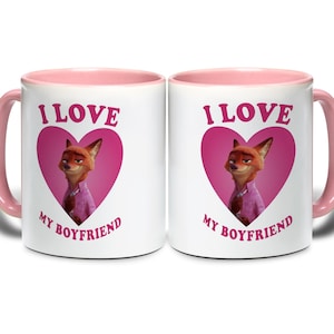 Op de afbeelding: Twee witte keramische mokken met roze handvatten en interieurs. Elke mok heeft een cartoonvos in een roze hart, met de tekst "I LOVE" erboven en "MY BOYFRIEND" eronder.