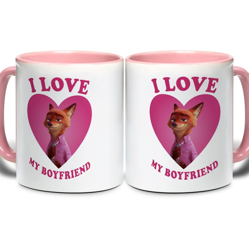 Op de afbeelding: Twee witte keramische mokken met roze handvatten en interieurs. Elke mok heeft een cartoonvos in een roze hart, met de tekst "I LOVE" erboven en "MY BOYFRIEND" eronder.
