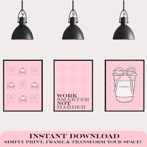 Op de afbeelding: Drie ingelijste roze kunstprints. Eén toont strikken en handtassen, een andere luidt 'Work Smarter Not Harder', en de laatste toont een koffiekopje met een strik. Zwarte frames en hanglampen zijn zichtbaar.