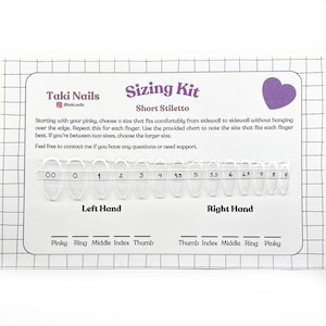 Op de afbeelding: Een doorzichtige plastic nagelmatenkit met de tekst "Sizing Kit" en "Short Stiletto". De kit bevat een rij genummerde nageltips van 00 tot 9, met labels voor elke vinger op beide handen. De merknaam "Taki Nails" is zichtbaar.