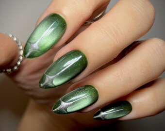 Unhas postiças estilo cat eye verde matcha: estrelas prateadas e cromadas, estilo outono-inverno