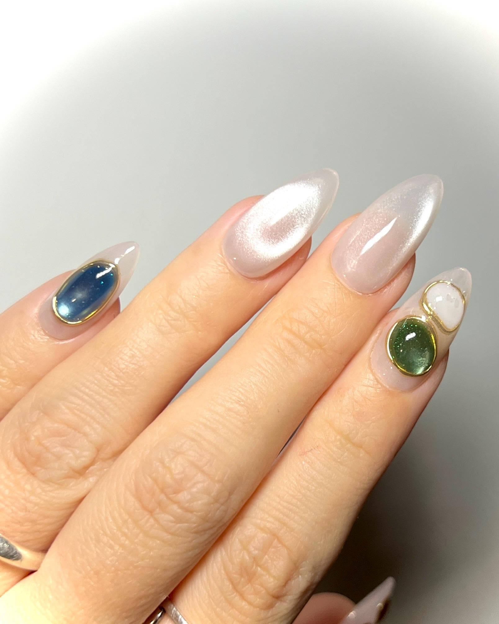 キャットアイジェムストーンプレスオンネイル：ラグジュアリーな 