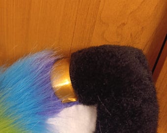 Brincos de fursuit, em diversas cores, impressos em 3D.
