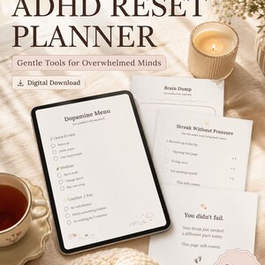 Może przedstawiać: Planer resetu ADHD z tytułem "ADHD RESET PLANNER" i podtytułem "Gentle Tools for Overwhelmed Minds". Obraz zawiera tablet z "Dopamine Menu" i inne strony pakietu PDF do wydruku.