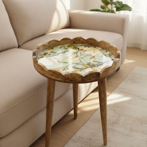 Può includere: Una tazza di ceramica bianca con manico nero e la scritta "But First, Coffee" in nero, con un carattere a mano. La tazza è su una superficie bianca.