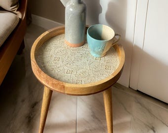 Mesa lateral feita à mão em madeira de manga: detalhes em metal e marfim