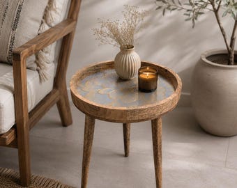 Mesa lateral artesanal em madeira de mangueira: esmalte azul, estampa dourada