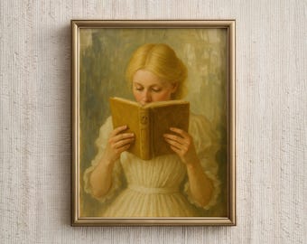 Puede incluir: Pintura enmarcada de una mujer rubia leyendo un libro. La mujer lleva un vestido blanco. El libro es marrón con letras doradas. La pintura tiene un marco dorado y está sobre una pared blanca texturizada.