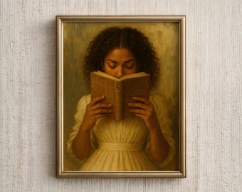 Puede incluir: Retrato enmarcado de una persona con cabello rizado oscuro leyendo un libro. La persona lleva un vestido de color claro. El libro es marrón con detalles dorados. El marco es dorado.