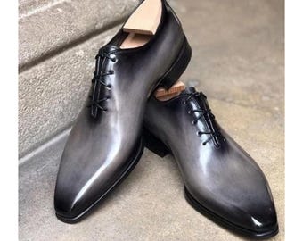 Zapatos de vestir para hombre, hechos a medida, de cuero gris puro y negro con cordones.