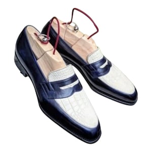 Handgemaakte blauw leer en witte alligatortextuur lederen loaferschoenen op maat gemaakte mocassinschoen