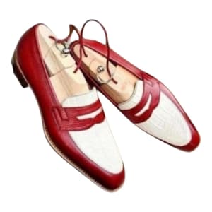 Handgemaakte rood leer en witte alligatortextuur lederen loaferschoenen op maat gemaakte mocassinschoen