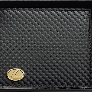 Cartera de hombre de fibra de carbono Lexus con emblema de Lexus en 3D