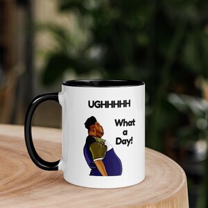 Caneca que dia, Meme que dia, Caneca meme da moda, Harvey Price, Katie Price Presente engraçado que dia Amigo secreto - Caneca com cor dentro