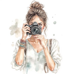 Puede incluir: Una ilustración de acuarela de una mujer con cabello castaño que lleva una camisa blanca y sostiene una cámara negra. La cámara tiene la palabra "Nikon" impresa en ella.