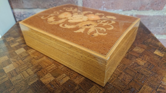 Beautiful Sorrento Ware Italian Made Inlaid Domed Wooden Jewellery Box