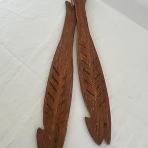 Coppia di pesci intagliati in legno da appendere – Decorazione rustica per baita o costiera
