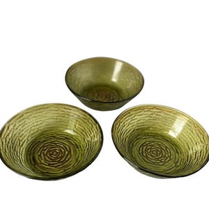 Puede incluir: Juego de tres tazas de cerámica con acabado mate moteado. Las tazas son de color crema, gris claro y gris oscuro. Cada taza tiene un diseño simple y minimalista.