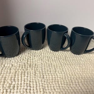 Zestaw 4 zabytkowych kubków do kawy Corelle Coordinates z kamionki w kolorze granatowym. Kubek wymienny Corningware.