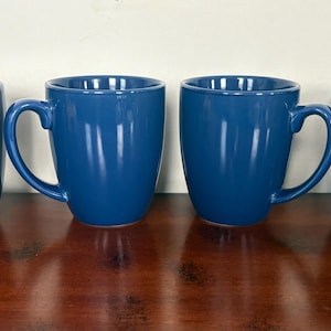 Zestaw 4 kubków do kawy i herbaty Corelle Coordinates Stoneware 4” w kolorze chabrowym, średnioniebieskim