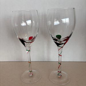 Set of 2 Pier 1 Hand Blown Wine Glasses Red Green Swirl Stem Art Glass Confetti Holiday Stemware