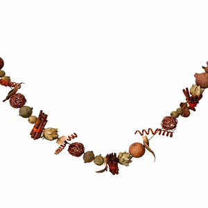 以下が含まれることがあります： さまざまな自然要素を特徴とする装飾的なガーランド。ガーランドには、茶色の球体、シナモンスティック、乾燥した種子の鞘、織りボールが含まれています。要素は茶色のコードでつながれており、素朴で有機的な美学を作り出しています。