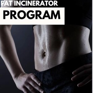 Op de afbeelding: Afbeelding van een torso, met de tekst "FAT INCINERATOR PROGRAM" in witte letters op een zwarte achtergrond. De persoon draagt een zwarte sport-bh en een zwarte, bedrukte sportbroek. Zweet glinstert op de buik.